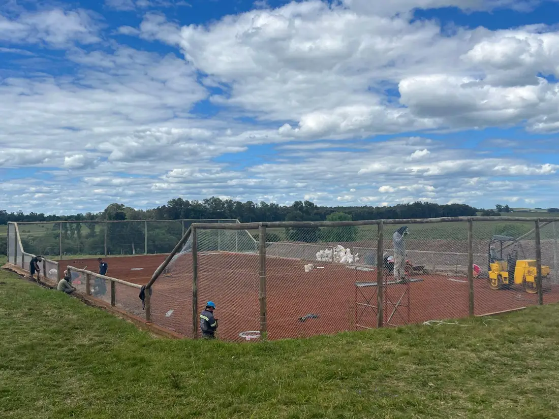 Cerramiento de cancha deportiva con malla y postes