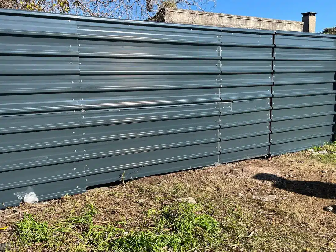 Cerramiento de chapa para obra instalado por Cuper