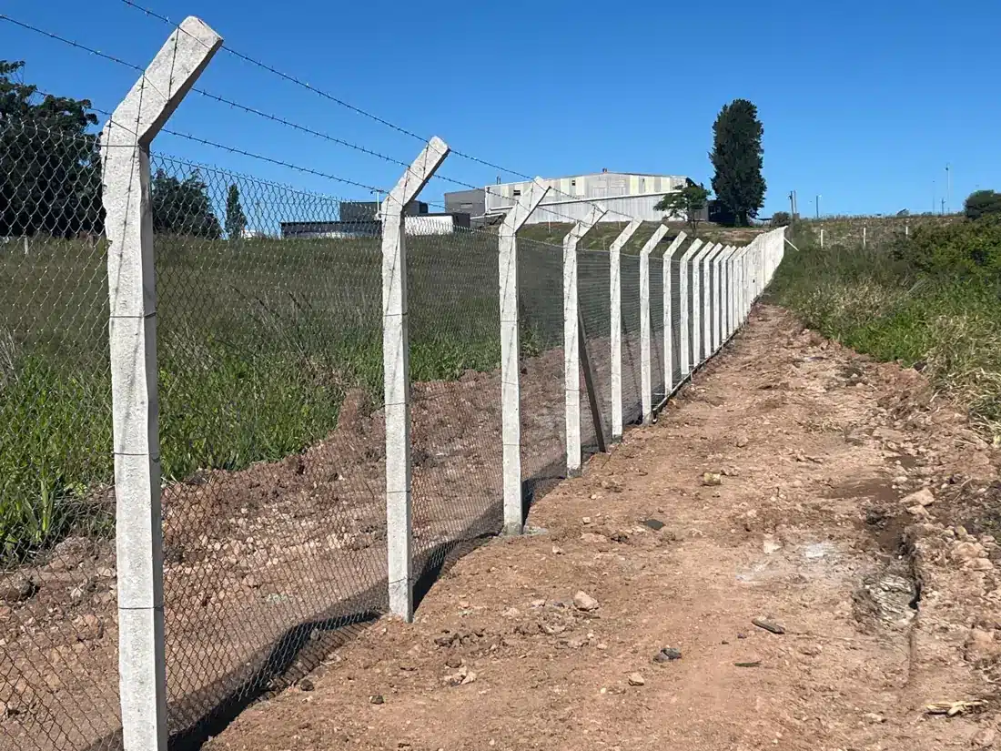 Cerramiento con malla y columnas de hormigón con codo