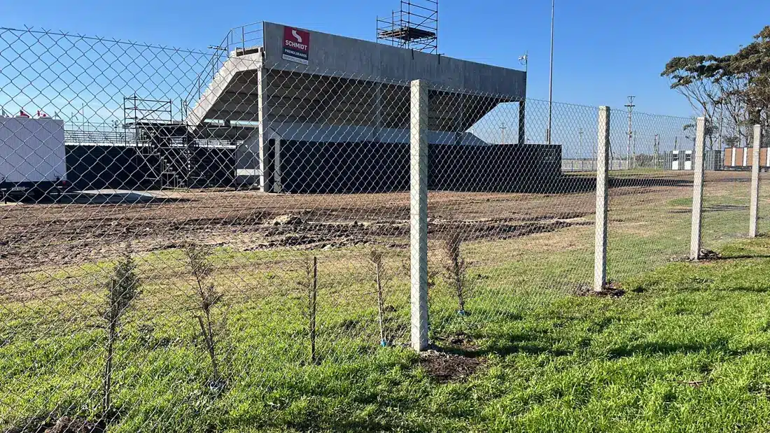 Cerramiento perimetral de predio deportivo de gran superficie