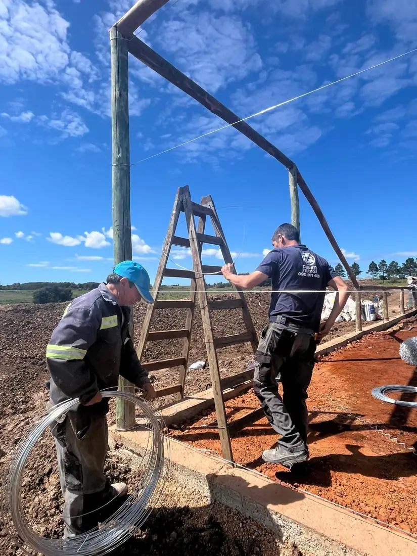 Equipo de Cuper instalando postes en obra